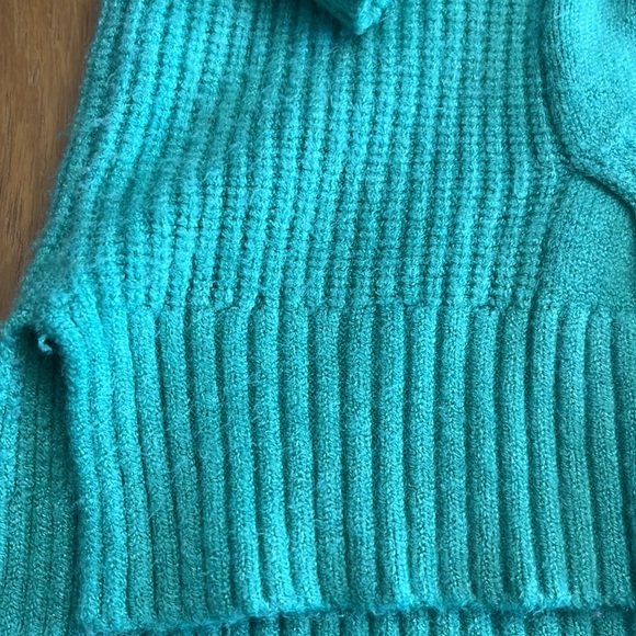 Cyrus Women's long sleeve cable knit sweater, pale mint green, Size M - Picture 10 of 14